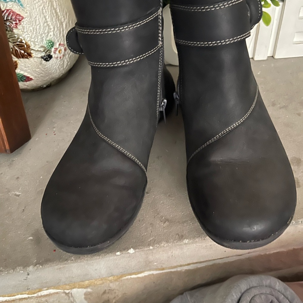 Clark’s black womens winter boots super soft lining euc 8.5 size